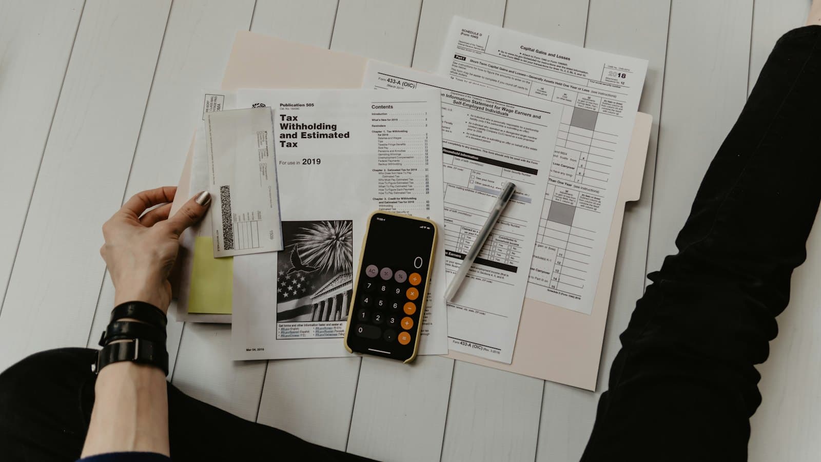 Calculatrice et factures étalées sur une table
