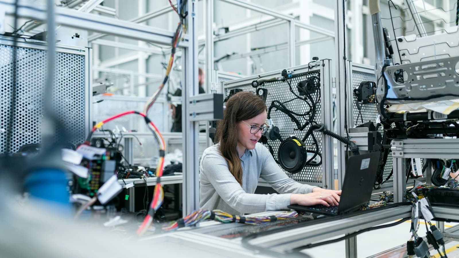 Technicienne travaillant sur un ordinateur portable dans un atelier industriel