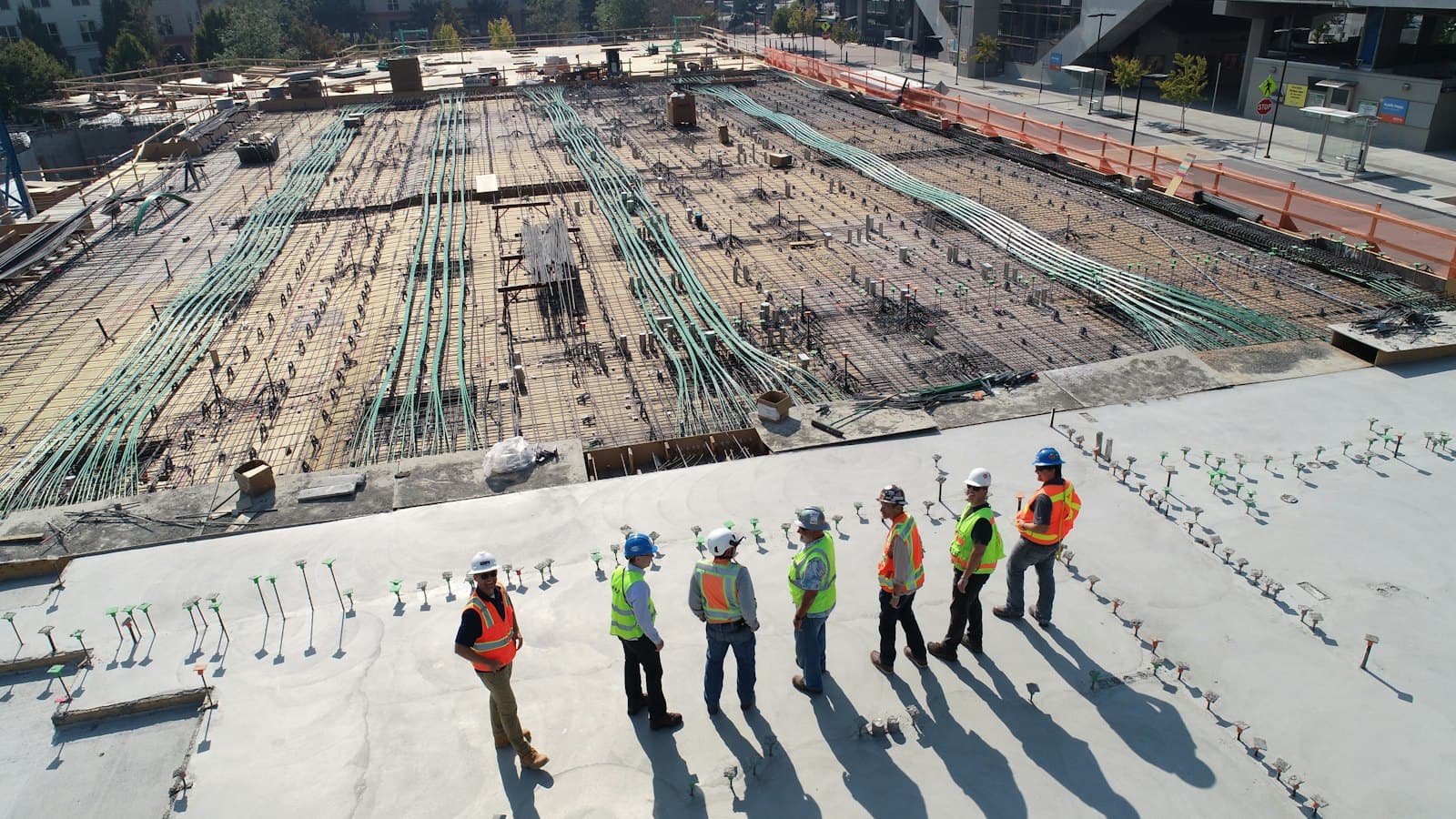 Équipe de chantier en tenue de sécurité sur une grande dalle en construction