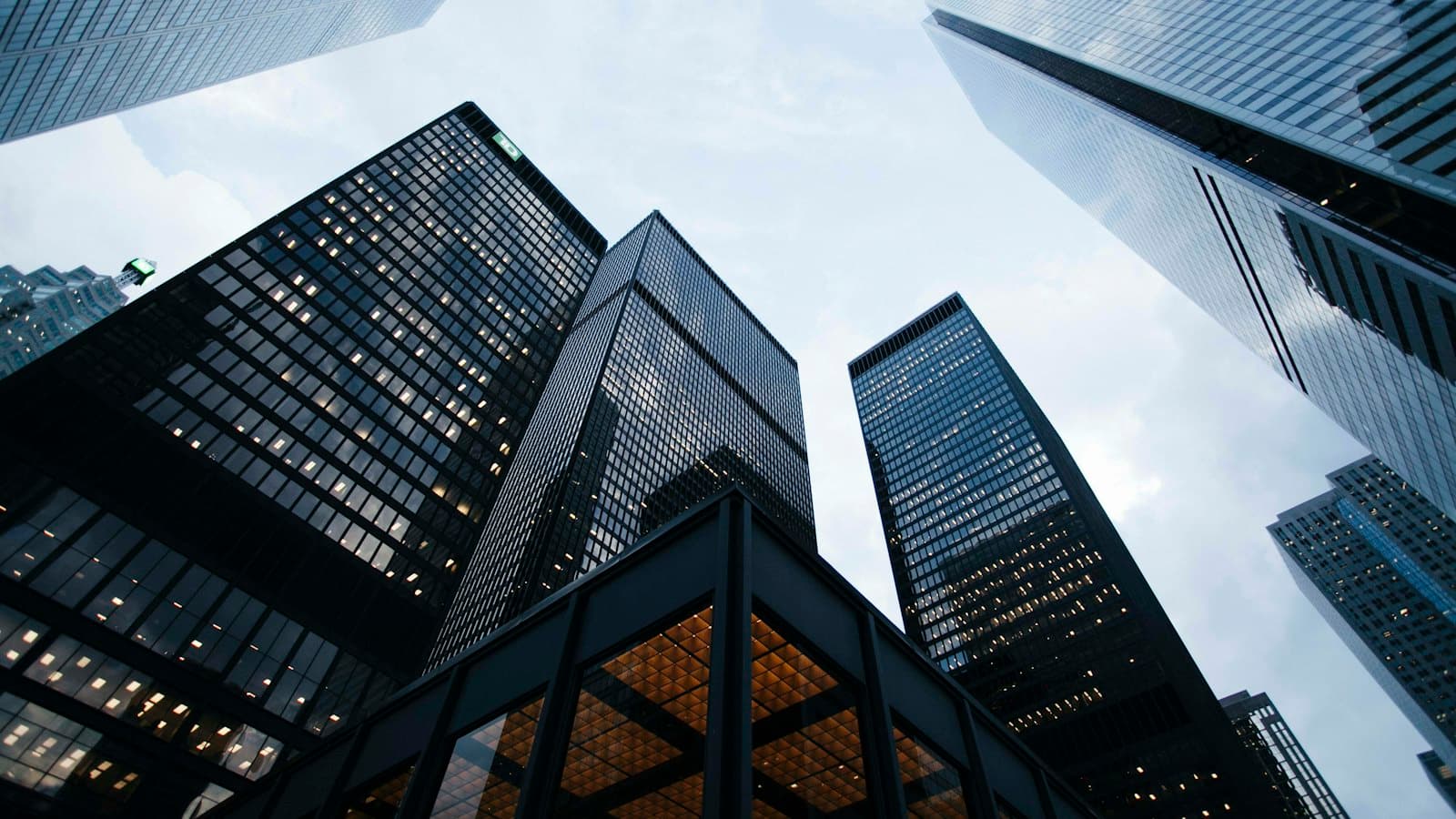 Tours de bureaux vitrées vues en contre-plongée