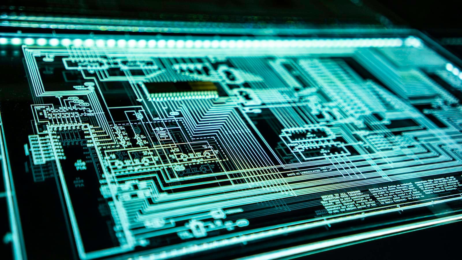 Gros plan sur un circuit électronique éclairé