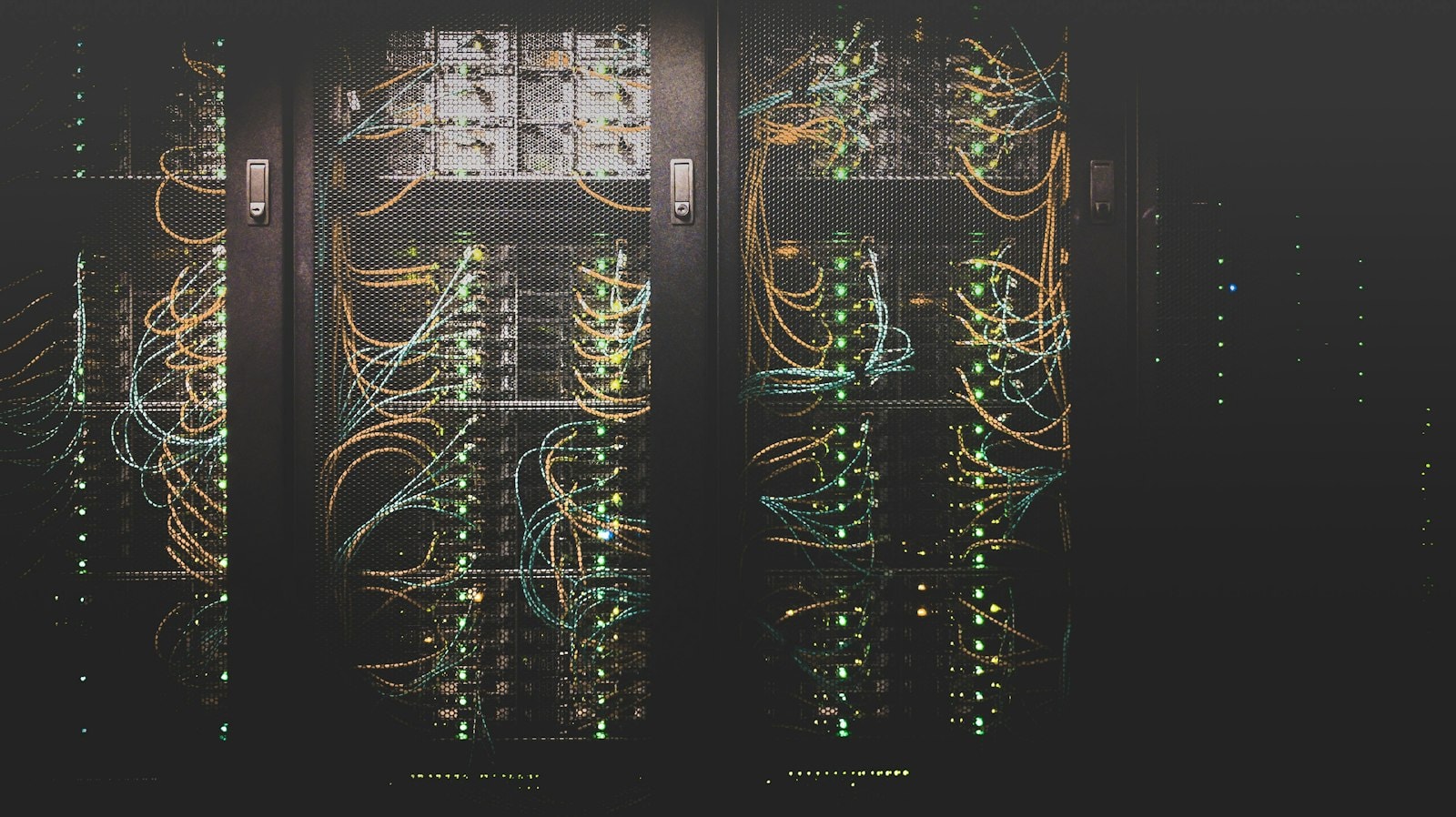 Baies de serveurs câblées dans un datacenter